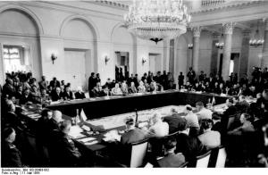 Conférence à Varsovie le 11 mai 1945.<br>Photo : archives fédérales allemandes (Deutsches Bundesarchiv)