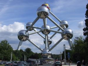 L'Atomium à Bruxelles a été construit pour l'exposition universelle de 1958 et représente la maille conventionnelle du cristal de fer agrandie 165 milliards de fois.