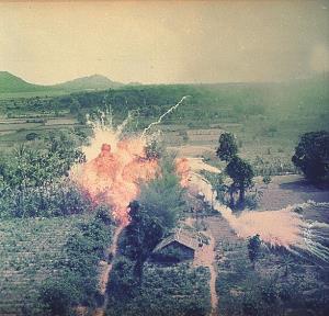 Explosion d'une bombe au napalm au sud de Hanoï.<br>Photo US Air Force.