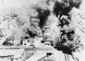 Emeutes raciales dans le quartier de Watts à Los Angeles le 11 août 1965.<br> Photo New York World-Telegram.