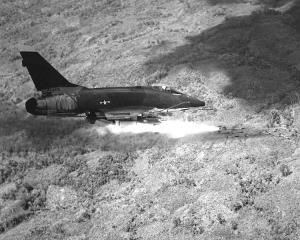 Super Sabre tirant une rafale de roquettes dans le Sud Vietnam en 1967.<br>Photo US Air Force.